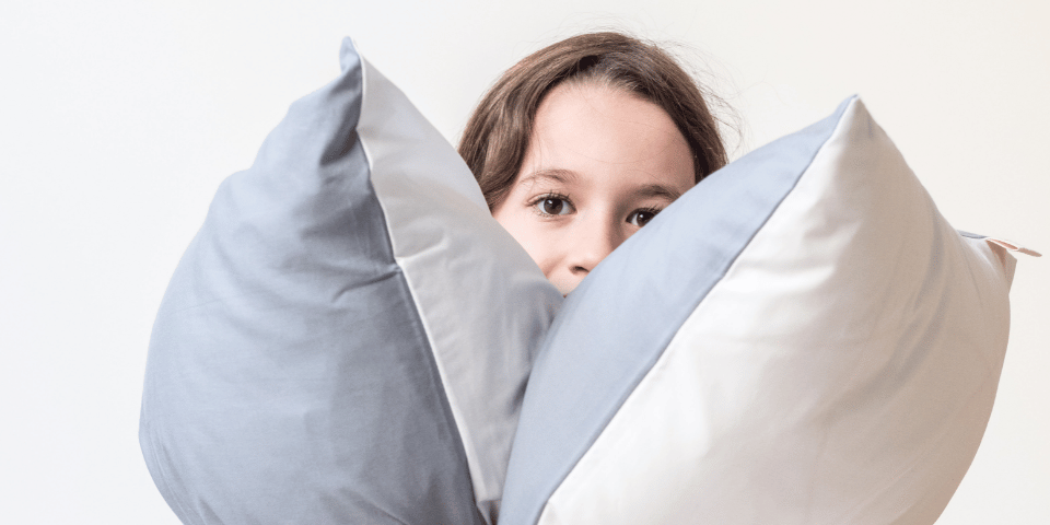 Kind hält 2 Kissen