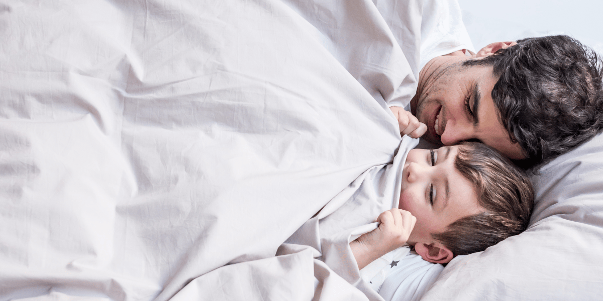 Papa und sein Kind unter der Decke