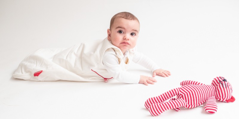 Baby schläft auf dem Bauch - das sollten Sie beachten