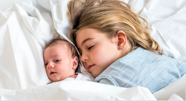 Baby weint im Schlaf - Wir erklären warum und was man tun kann!