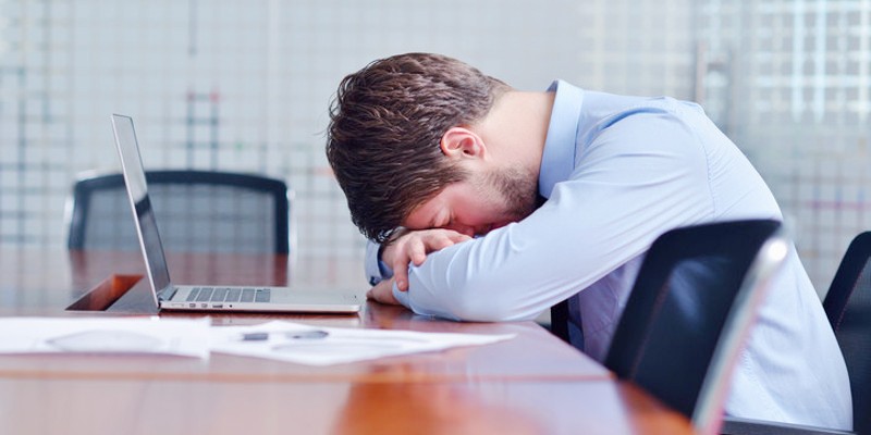 Wie schlechter Schlaf unsere Leistungsfähigkeit bei der Arbeit beeinflusst