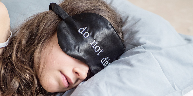 Schlafendes Mädchen mit Schlafmaske